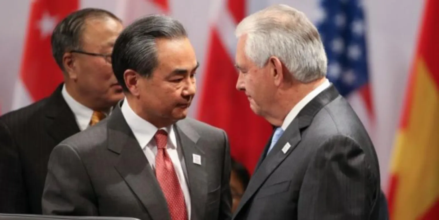 وزير الخارجية الأميركي ريكس تيلرسون ونظيره الصيني وانغ يي (أ.ف.ب)