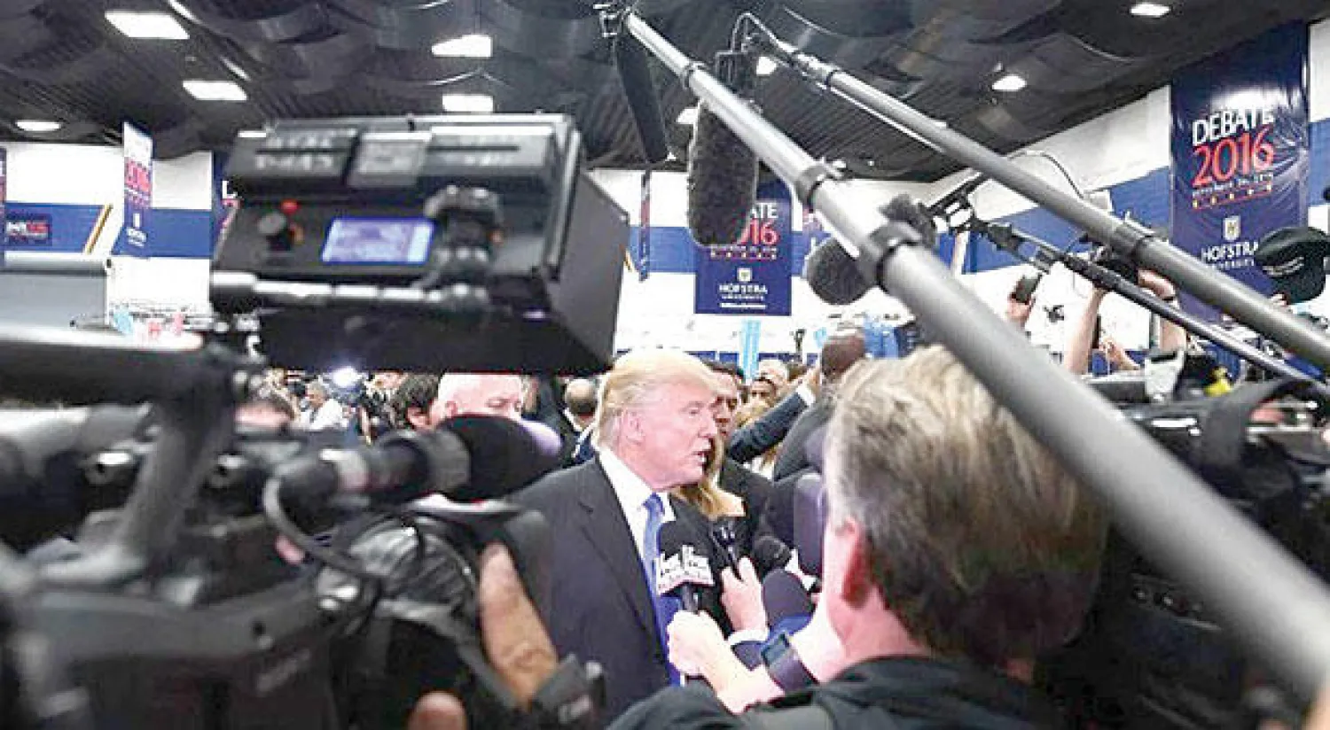 الرئيس الأميركي ترمب محاطا بممثلي أجهزة الإعلام («الشرق الأوسط»)