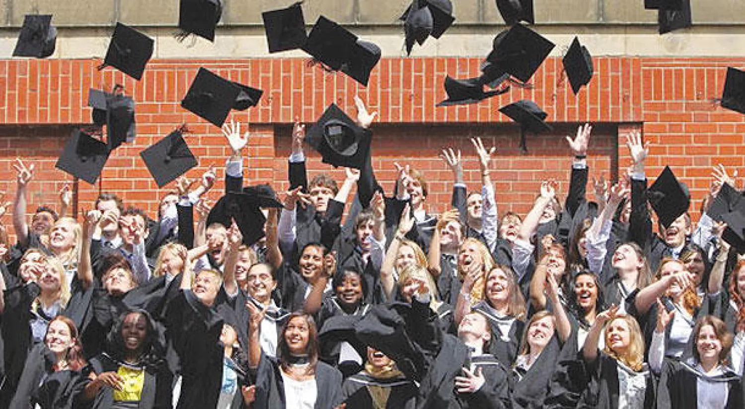 حفل تخريج فوج عام 2009 من الجامعة (غيتي)