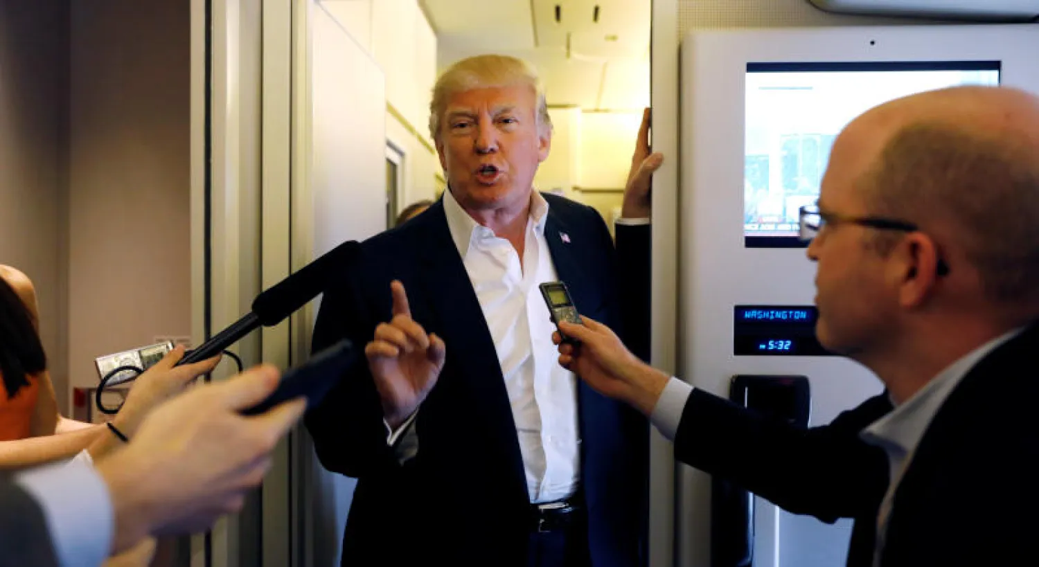 الرئيس الأميركي دونالد ترمب يتحدث مع الصحافيين في الطائرة الرئاسية بطريقه إلى ملبورن أمس (رويترز)