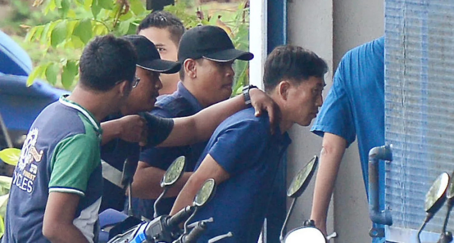 الشرطة الماليزية خلال اعتقالها أحد المشتبه بهم في مقتل كيم جونغ - نام الأخ غير الشقيق لزعيم كوريا الشمالية كيم جونغ - أون (رويترز)