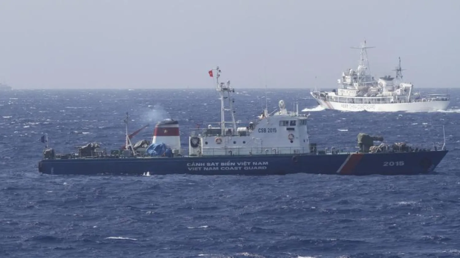 سفينة من خفر السواحل الصينية قرب سفينة للحرس الفيتنامي في بحر الصين الجنوبي (رويترز)