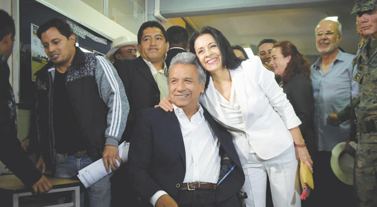 المرشح الرئاسي لينين مورينو وزوجته عقب إدلائهما بصوتيهما في كيتو أمس (أ.ف.ب)