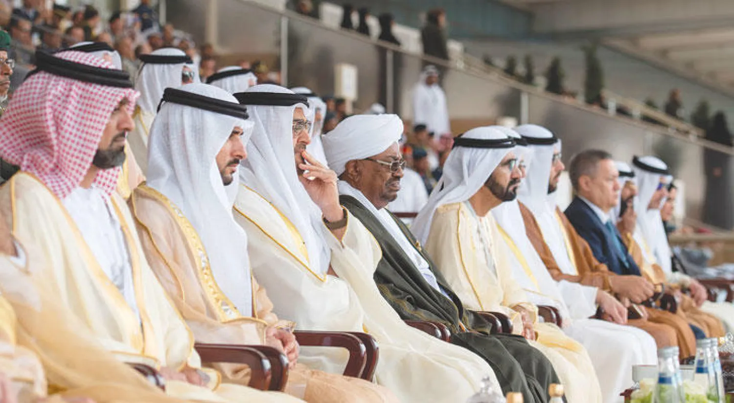 الرئيس عمر البشير والشيخ محمد بن راشد والشيخ محمد بن زايد والشيخ حمدان بن محمد والشيخ عمار النعيمي خلال حفل الافتتاح أمس (وام)