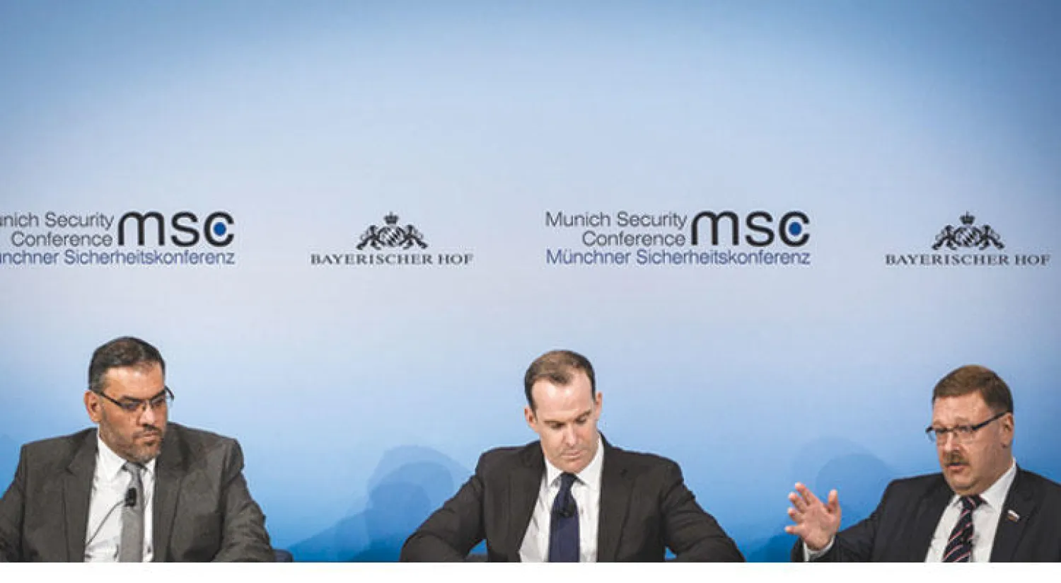 رئيس الائتلاف السوري المعارض أنس العبدة (يسار) في مؤتمر ميونيخ للأمن أمس وإلى يساره المبعوث الأميركي الخاص إلى التحالف الدولي ضد «داعش» برت ماكغورك ثم رئيس اللجنة الروسية للعلاقات الخارجية (إ.ب.أ)