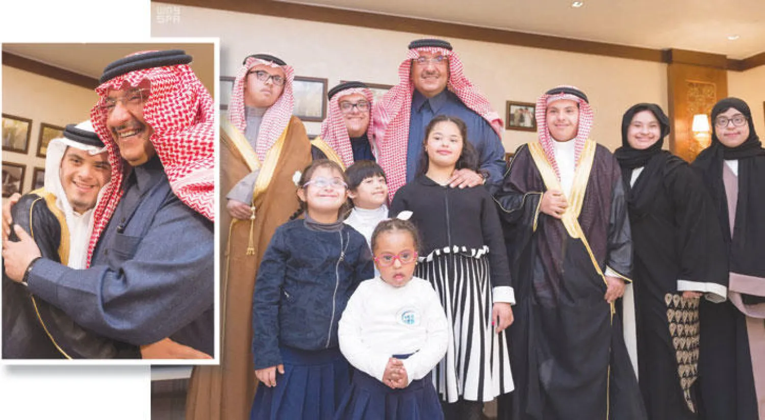 الأمير محمد بن نايف ولي العهد في صورة تذكارية مع أبنائه طلاب وطالبات جمعية متلازمة «داون» ... وفي الإطار يحتضن أحد طلاب الجمعية (واس)