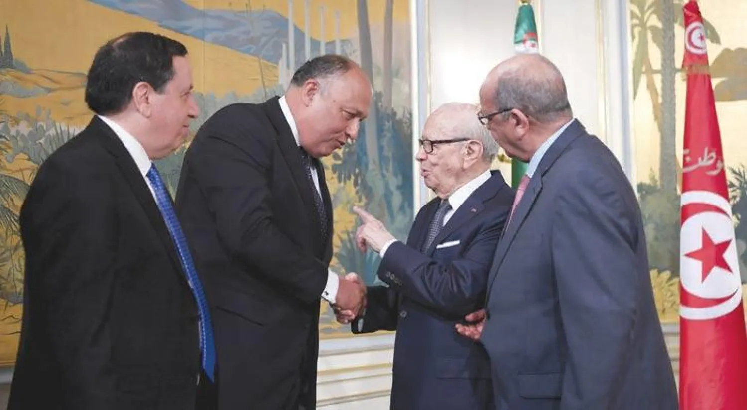 السبسي يتحدث إلى شكري خلال استقباله الوزراء الثلاثة في تونس أمس (أ.ف.ب)