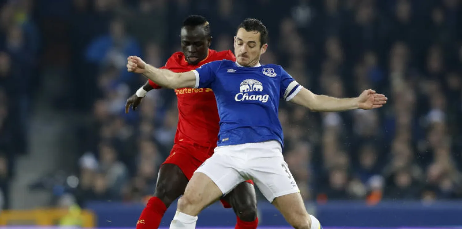 ليتون بينز الظهير الأيسر لإيفرتون (رويترز)