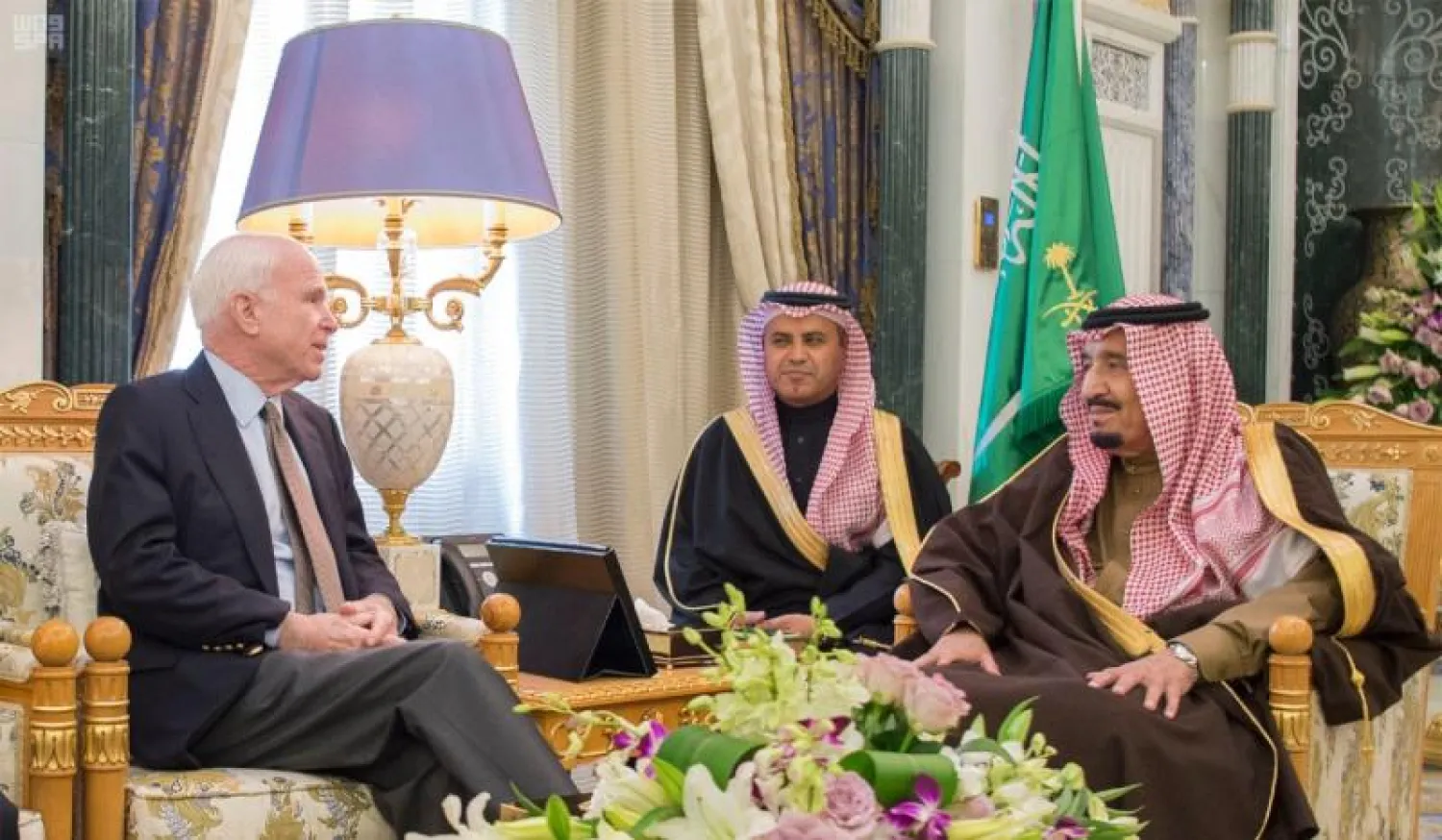 خادم الحرمين الشريفين يستقبل عضو مجلس الشيوخ الأميركي جون ماكين (واس)