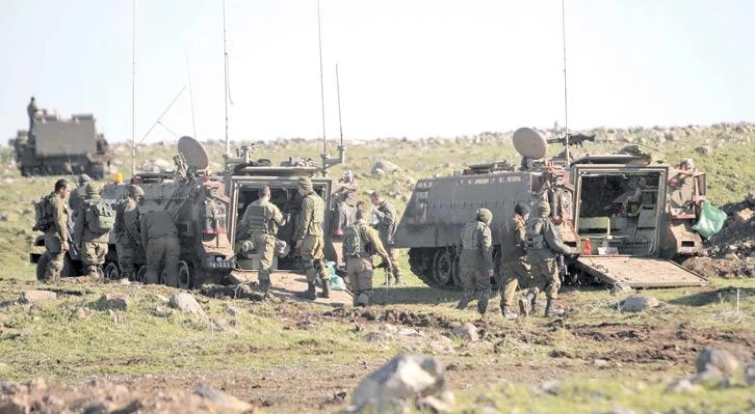 جنود إسرائيليون أثناء تدريبات عسكرية في هضبة الجولان المحتلة أمس (أ.ف.ب)
