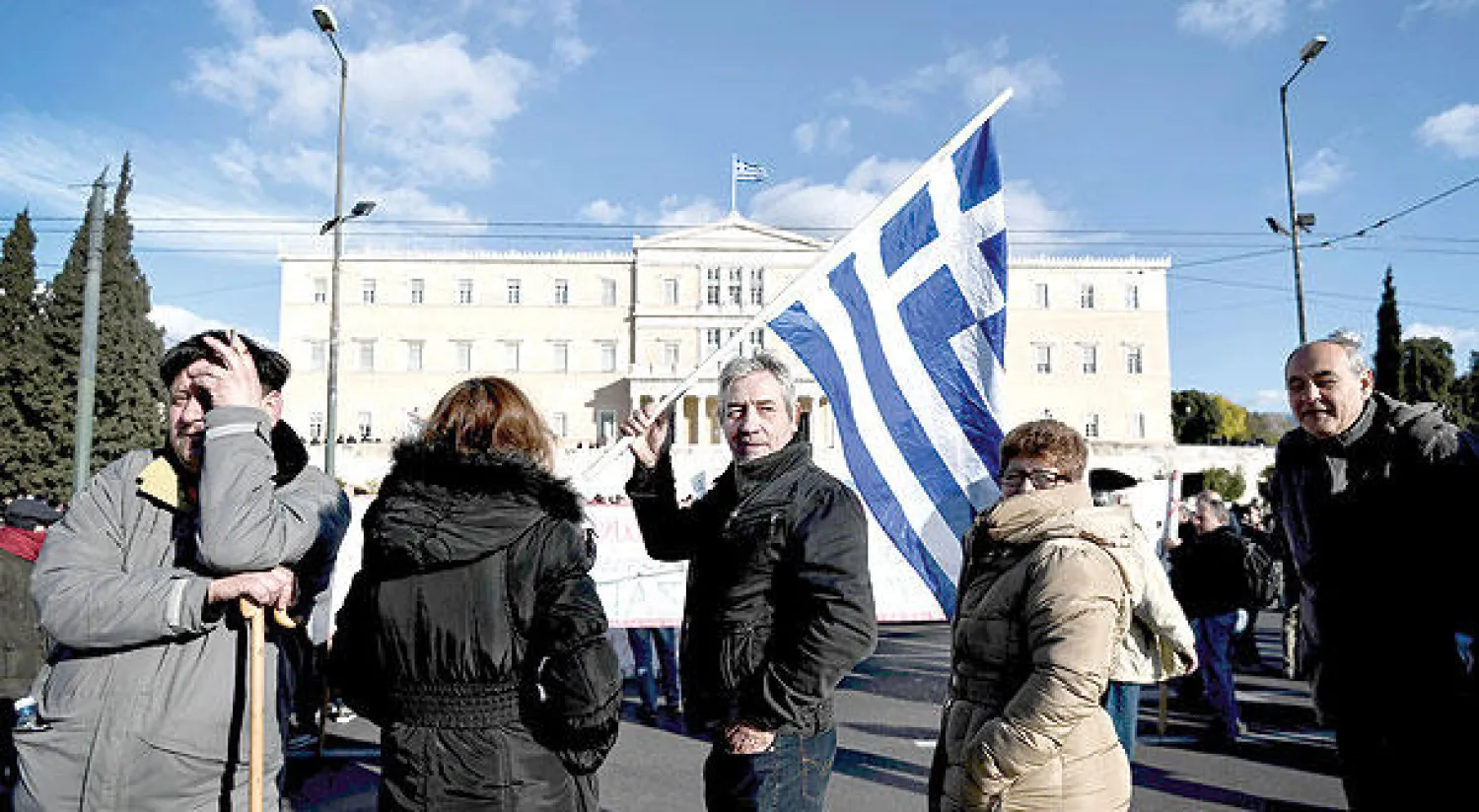 مزارعون يونانيون يتظاهرون احتجاجا على برنامج التقشف الذي تعتمده الحكومة لحل أزمتها مع الدائنين الأوروبيين (أ.ف.ب)