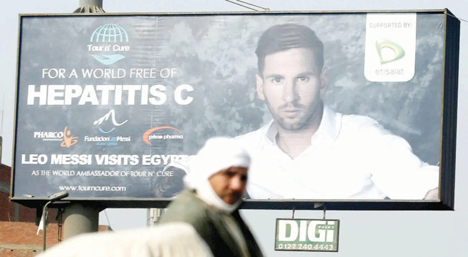 صورة ميسي تزين إحدى اللافتات الإعلانية في القاهرة (رويترز)