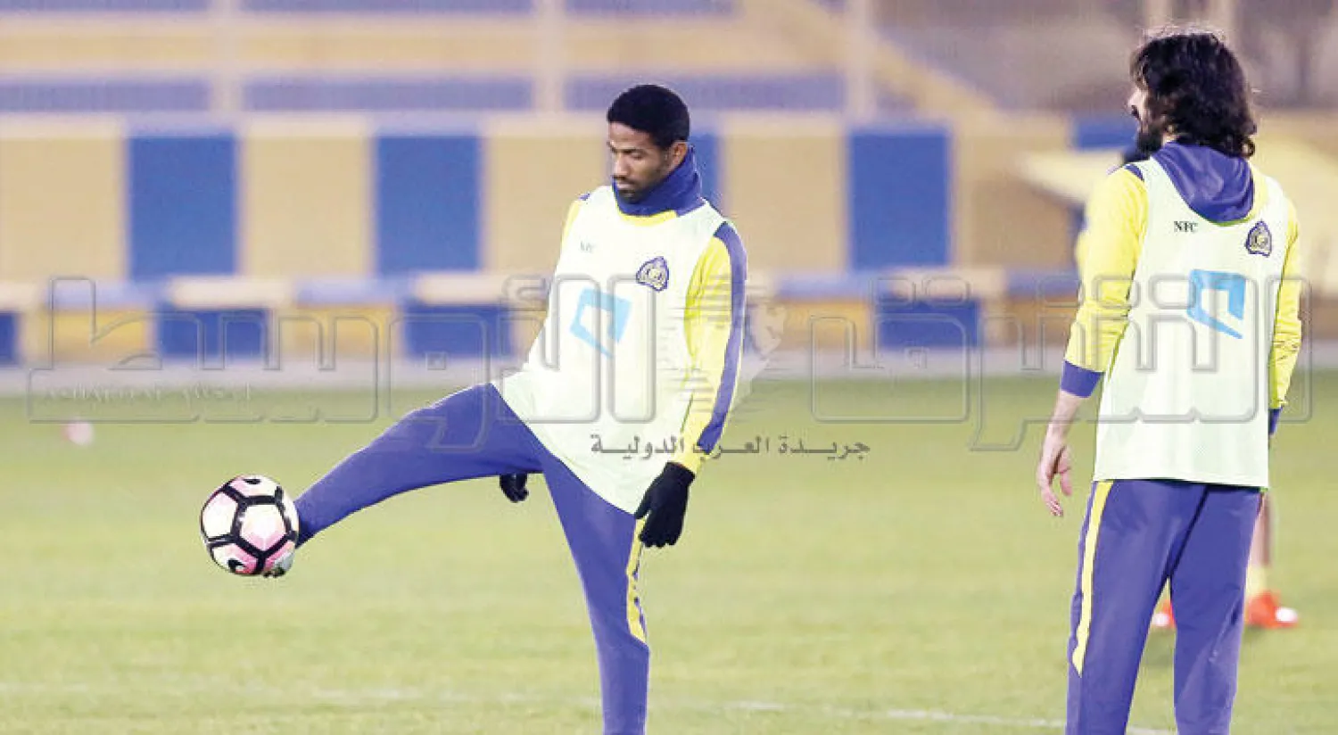 عوض خميس لدى مشاركته في تدريبات النصر أمس (تصوير: عبد العزيز النومان)