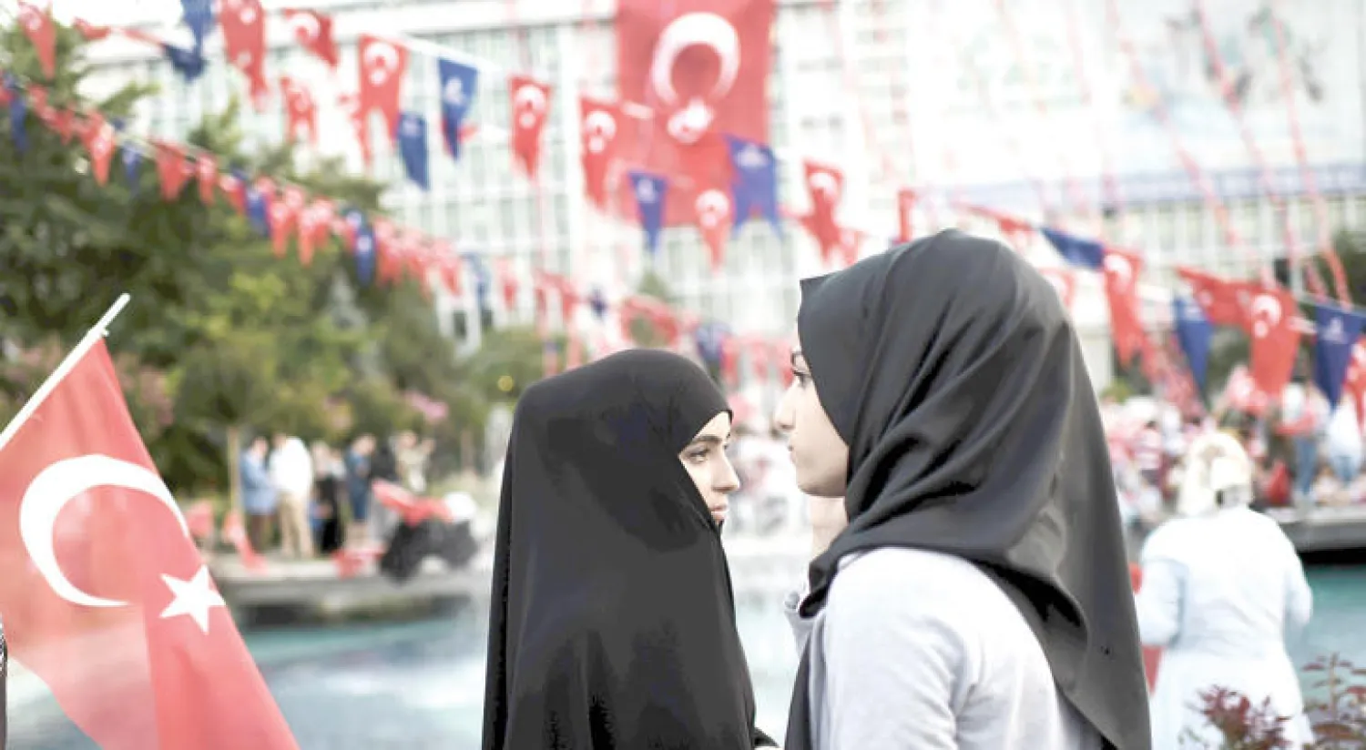 مظاهرة ضد منع المحجبات من دخول الجيش العام الماضي (أ.ف.ب)