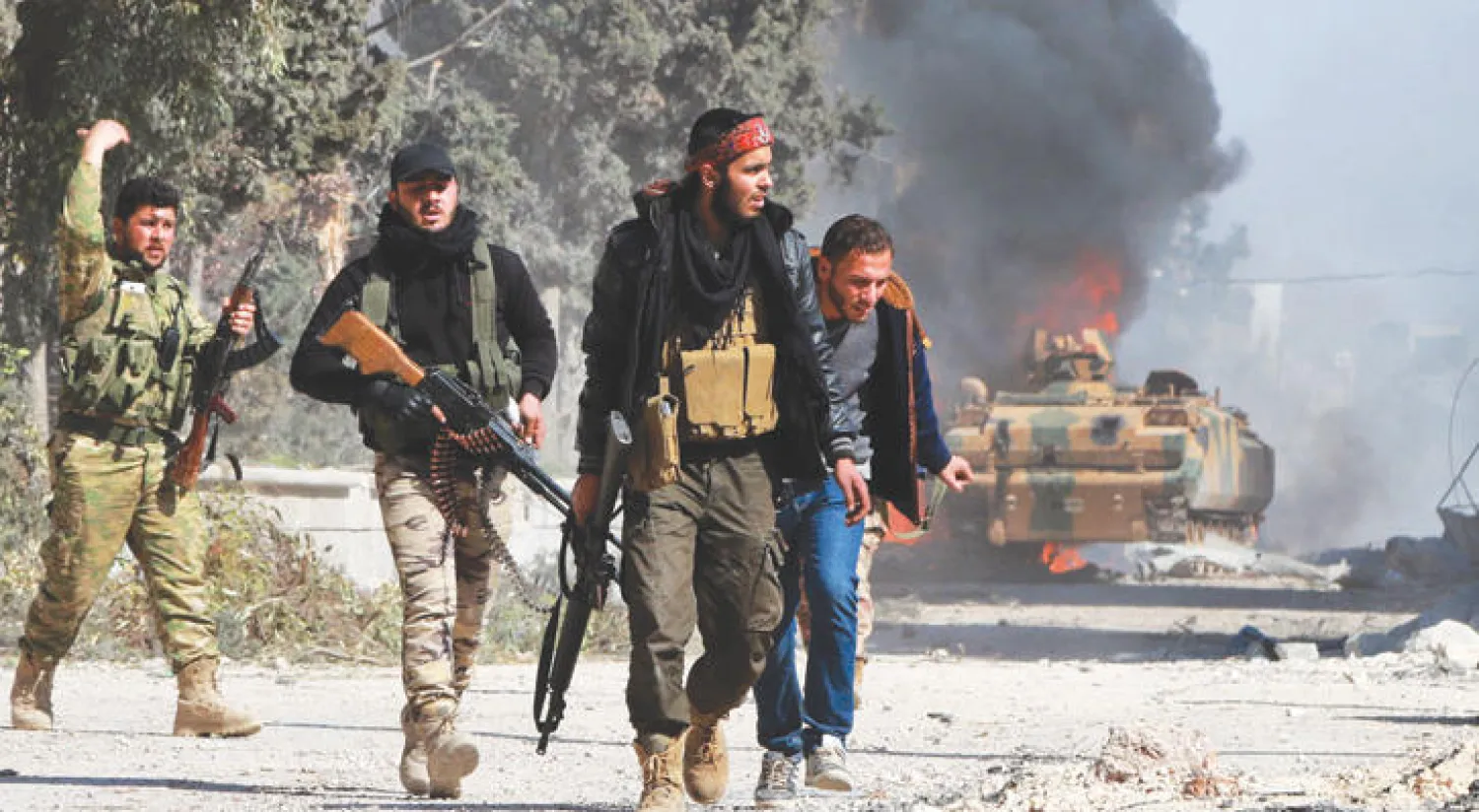 مقاتلو {درع الفرات} داخل الأحياء المحرَّرَة في الباب أمس (أ.ف.ب)