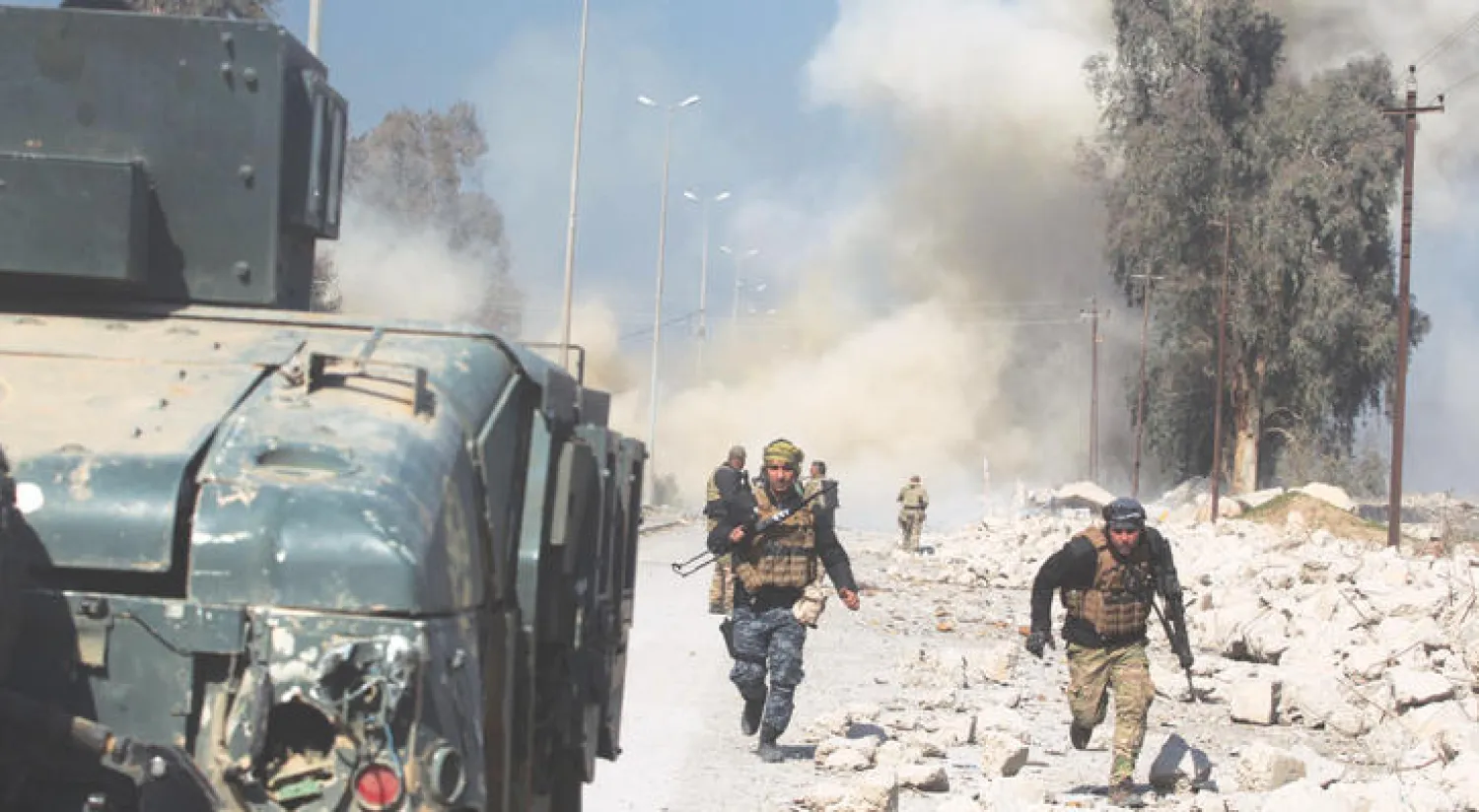 جنود عراقيون في طريقهم إلى مطار الموصل أمس (أ.ف.ب)