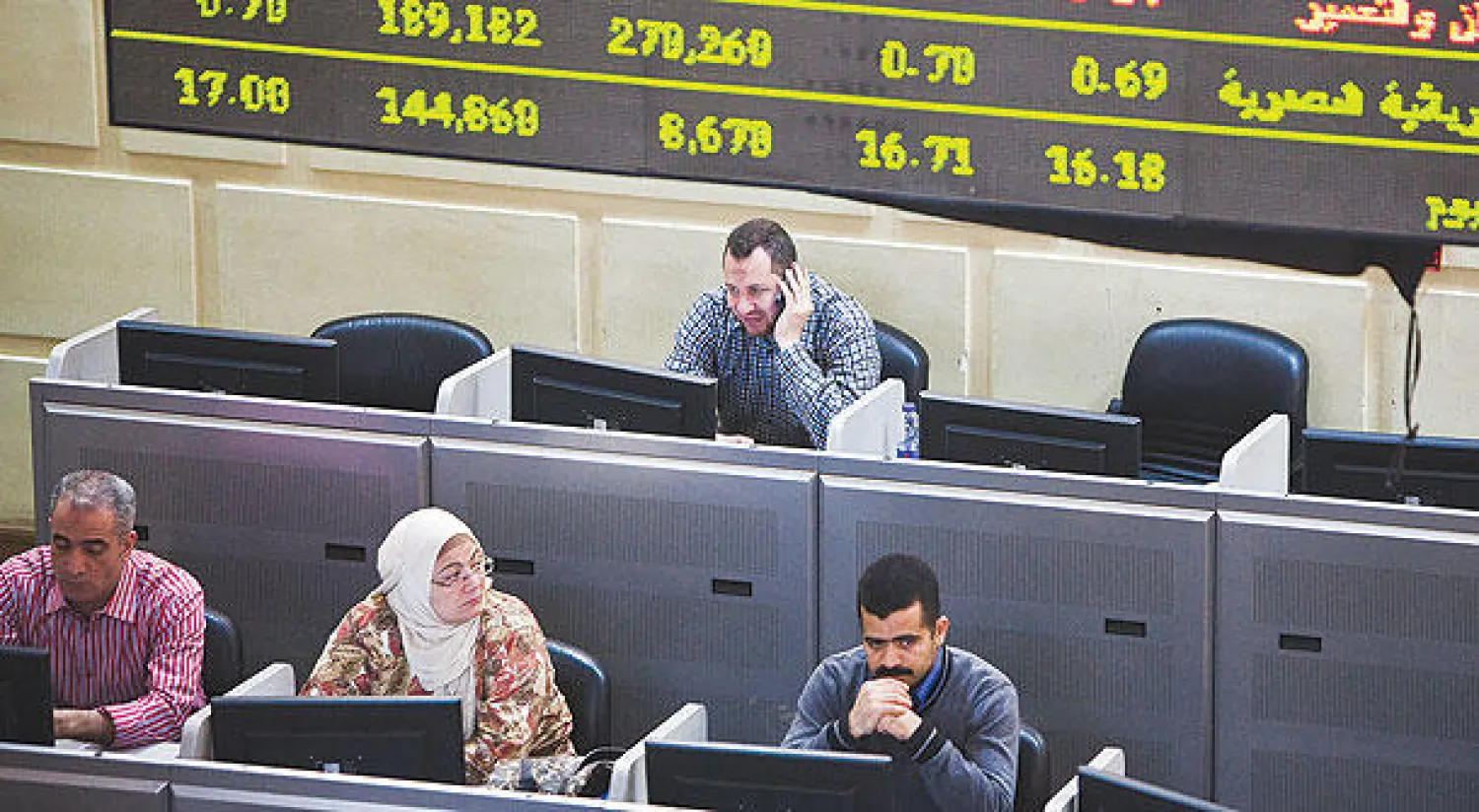 مؤشر البورصة المصرية الرئيسي هوى بنسبة 1.29% إلى مستوى 12240 نقطة في نهاية تعاملات أمس (غيتي)