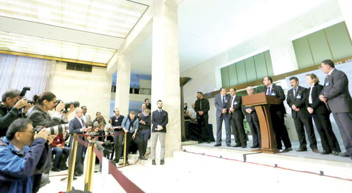 وفد المعارضة السورية إلى {جنيف 4} خلال المؤتمر الصحافي أمس (رويترز)