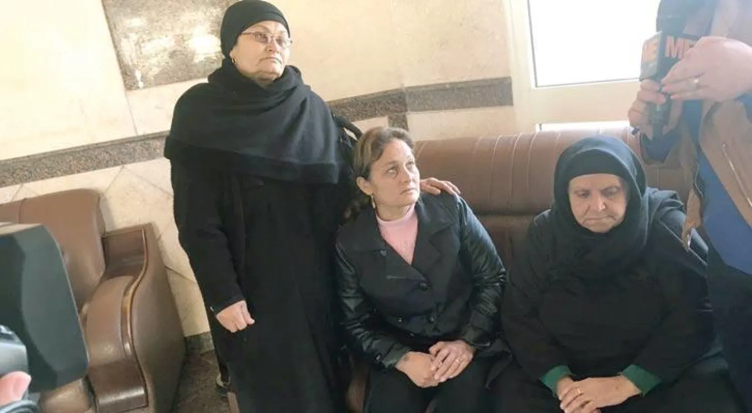 سيدات من الأسر المسيحية الهاربة من العريش («الشرق الأوسط»)