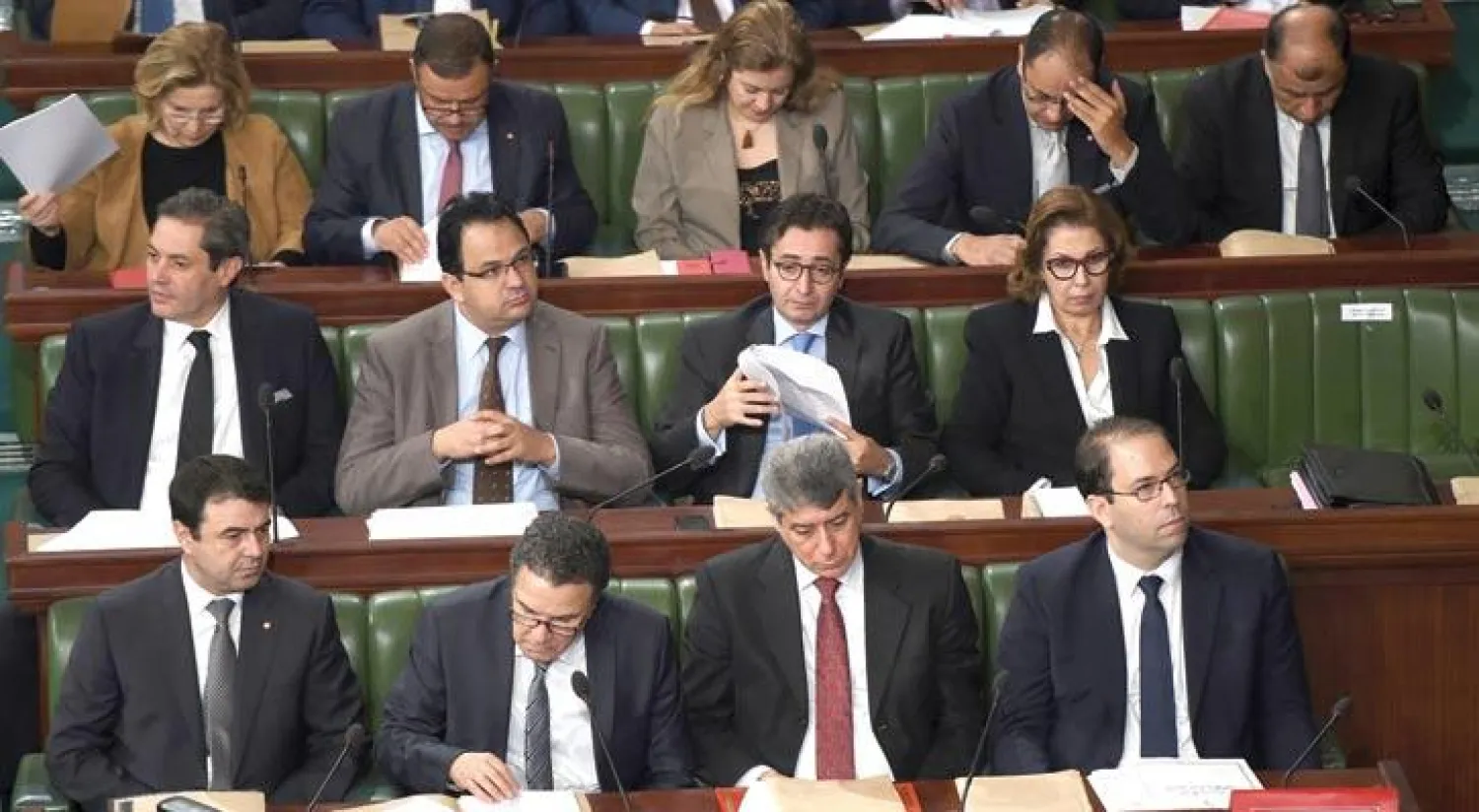 رئيس الحكومة يوسف الشاهد (أقصى اليمين) مع أعضاء حكومته في جلسة برلمانية (غيتي)