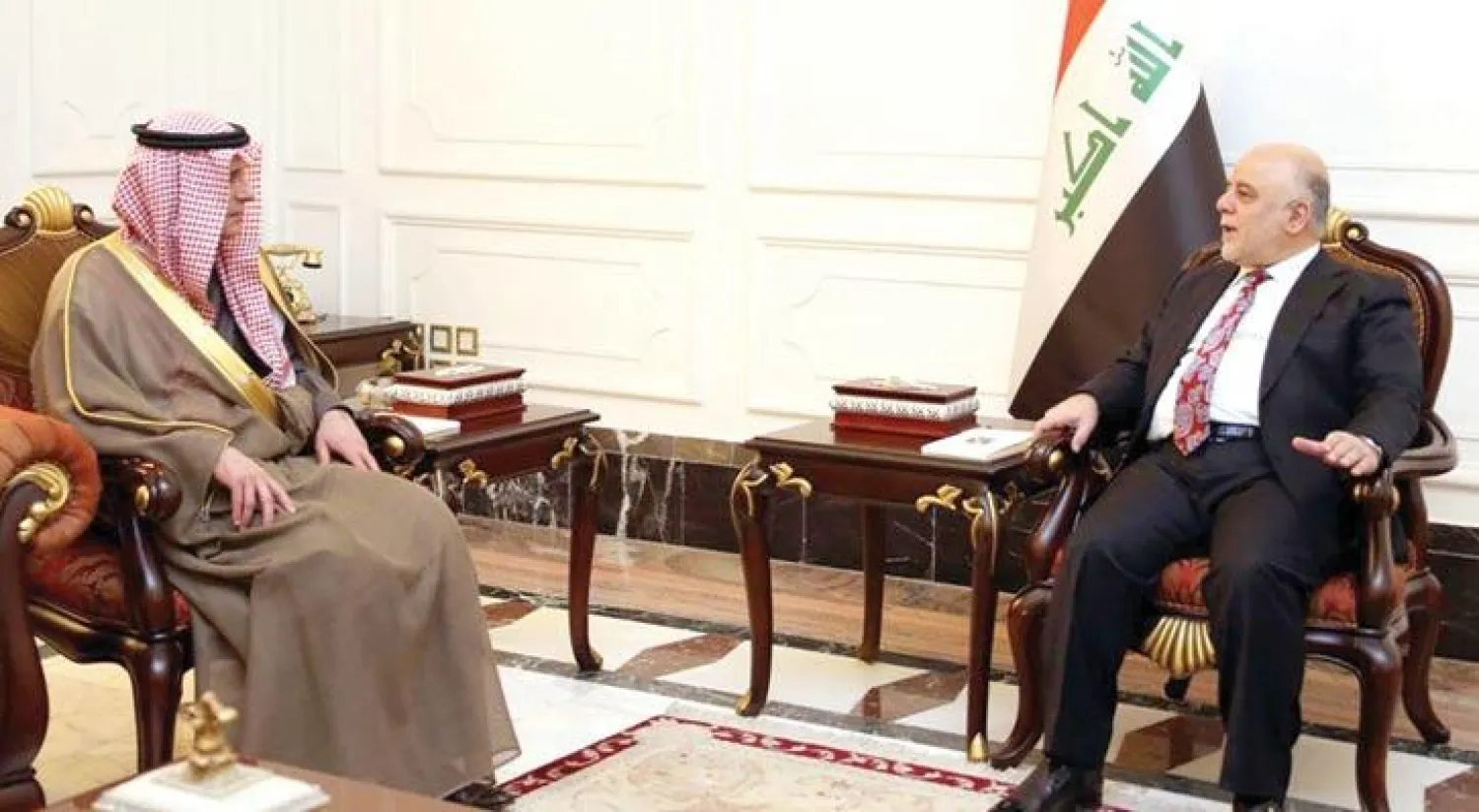 رئيس الوزراء العراقي حيدر العبادي لدى استقباله وزير الخارجية السعودي عادل الجبير أمس (أ.ف.ب)