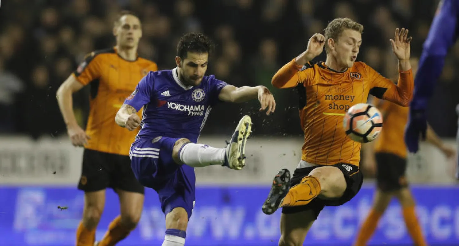 فابريغاس يسدد كرة خلال مباراة وولفرهامبتون بكأس الاتحاد الإنجليزي (رويترز)