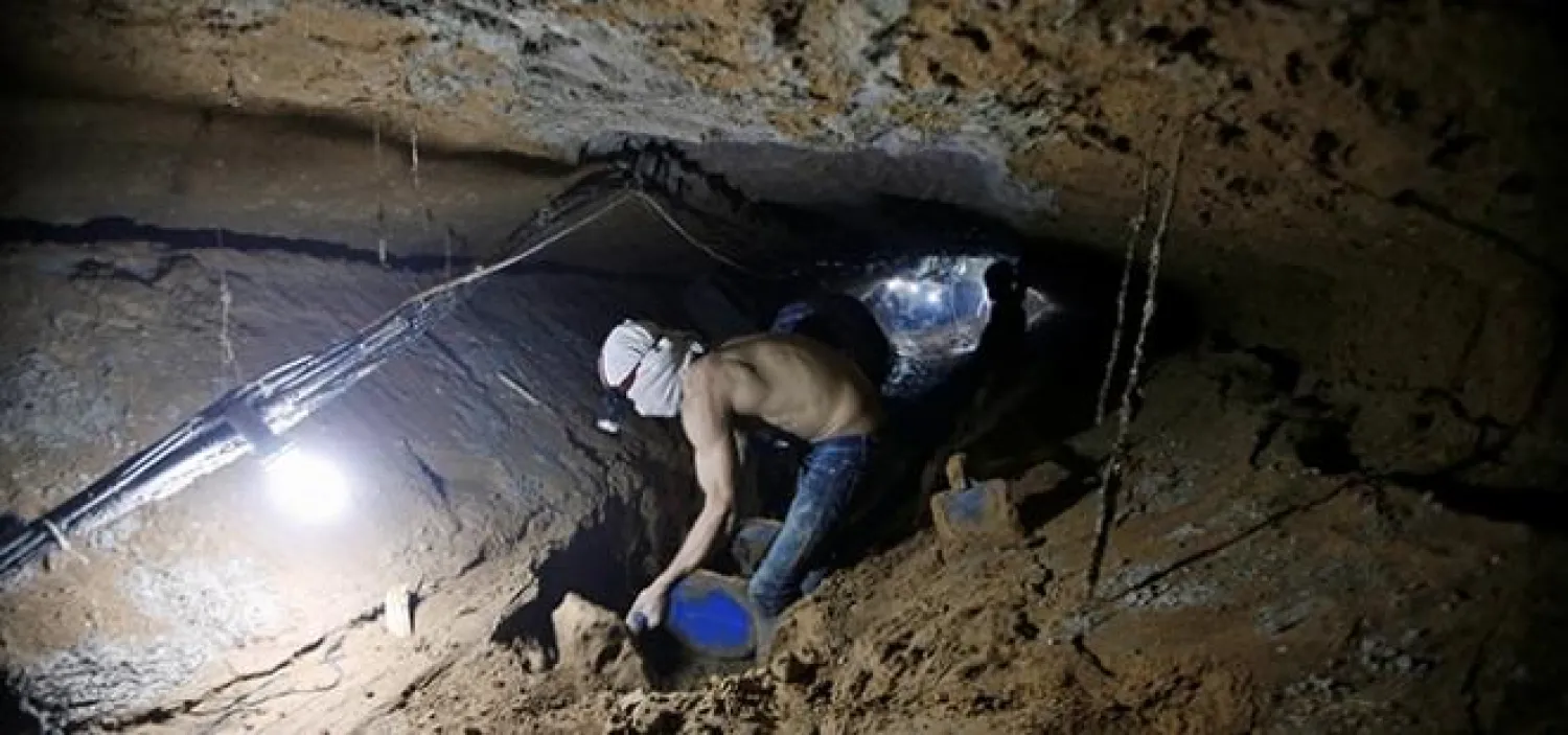 شاب فلسطيني يحاول ترميم نفق دمرته القوات المصرية (رويترز)