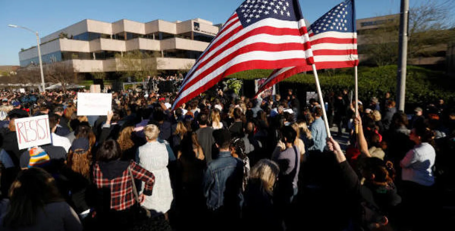 مناصرون للرئيس الأميركي دونالد ترمب يحملون الأعلام الأميركية في بيفرلي هيلز (رويترز)