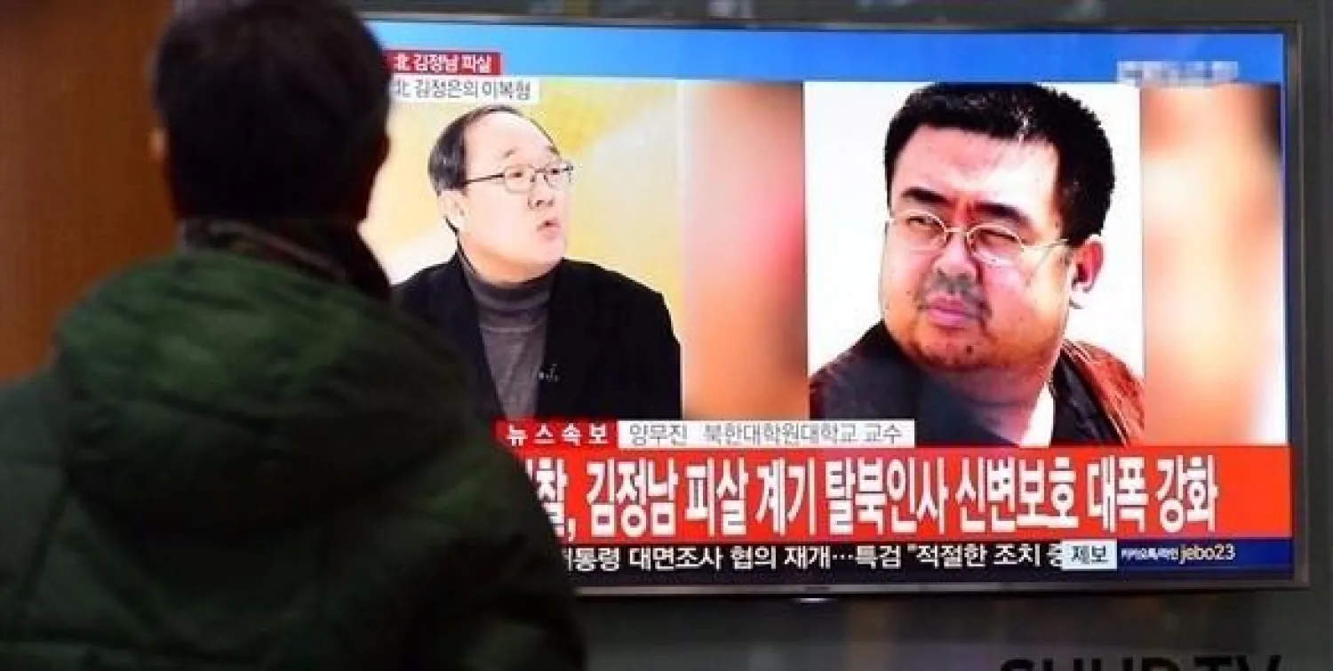 جانب من متابعة أنباء الأخ غير الشقيق لزعيم كوريا الشمالية على التلفاز (رويترز)