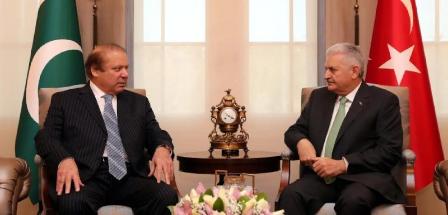 بن علي يلدريم خلال لقائه رئيس الوزراء الباكستاني نواز شريف (أ.ب)