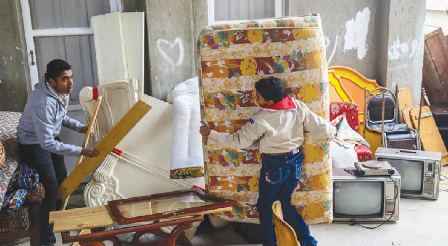 مسيحيو سيناء يجمعون حاجياتهم عقب وصولهم إلى مدينة الإسماعيلية هرباً من دواعش سيناء أمس (إ.ب.أ)