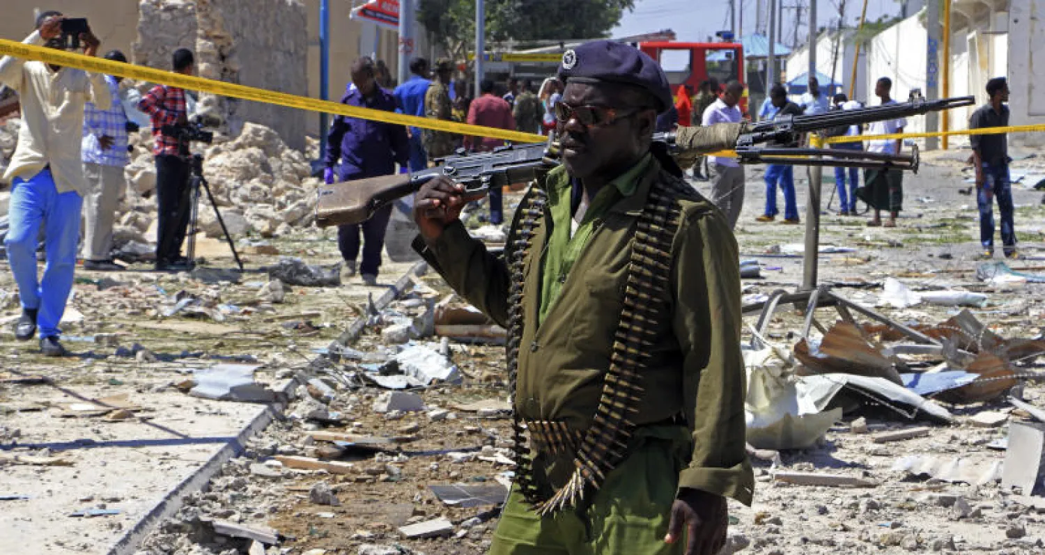 جندي صومالي في موقع هجوم انتحاري في مقديشو الشهر الماضي (أ.ب)
