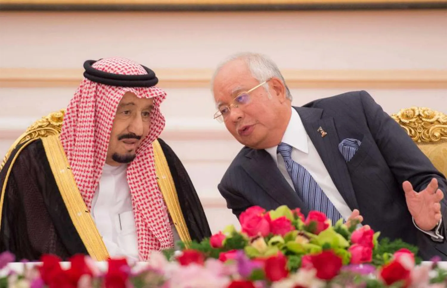 خادم الحرمين يعقد جلسة مباحثات مع رئيس وزراء ماليزيا