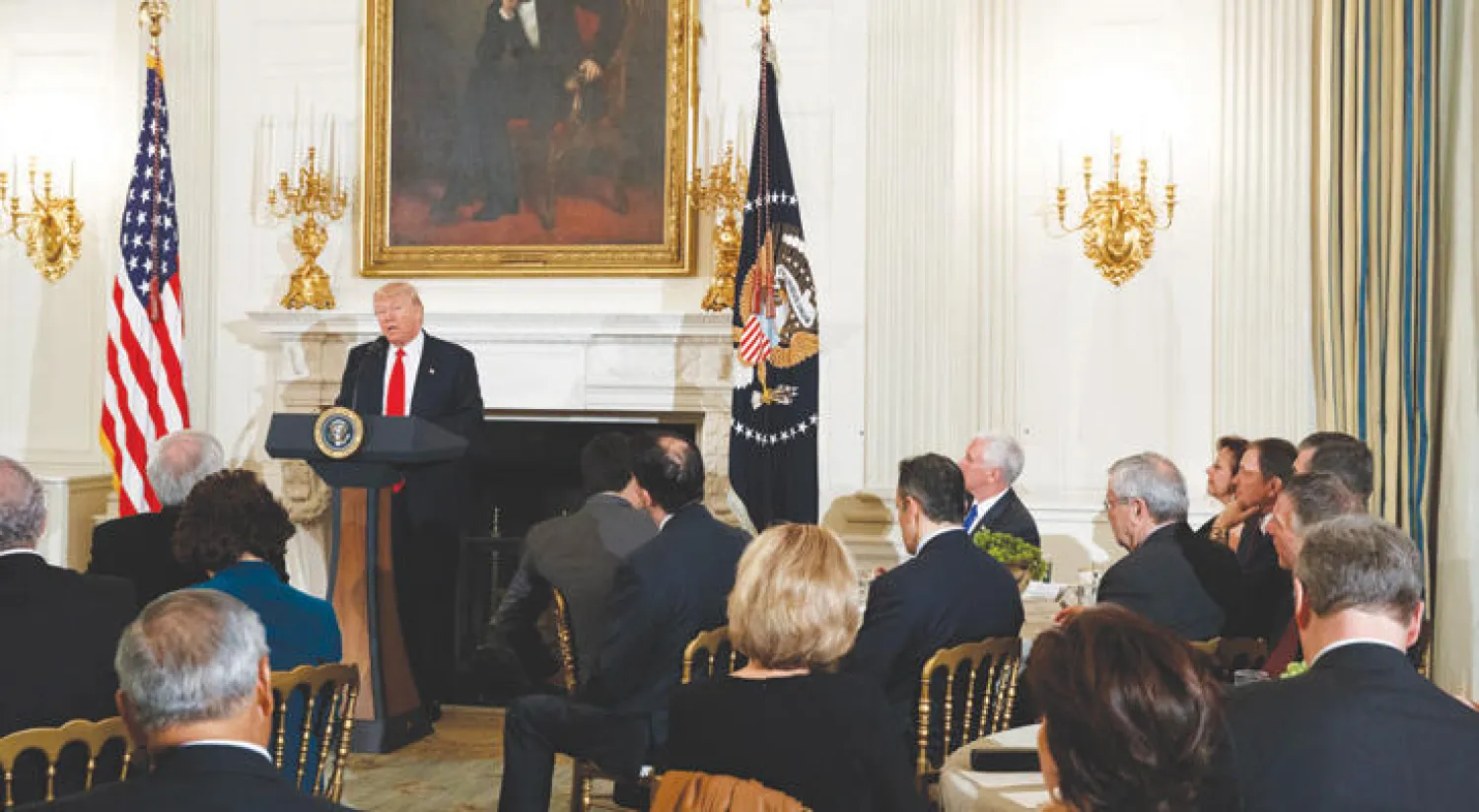 الرئيس الأميركي يخاطب حكام الولايات بالبيت الأبيض أمس (أ.ب)