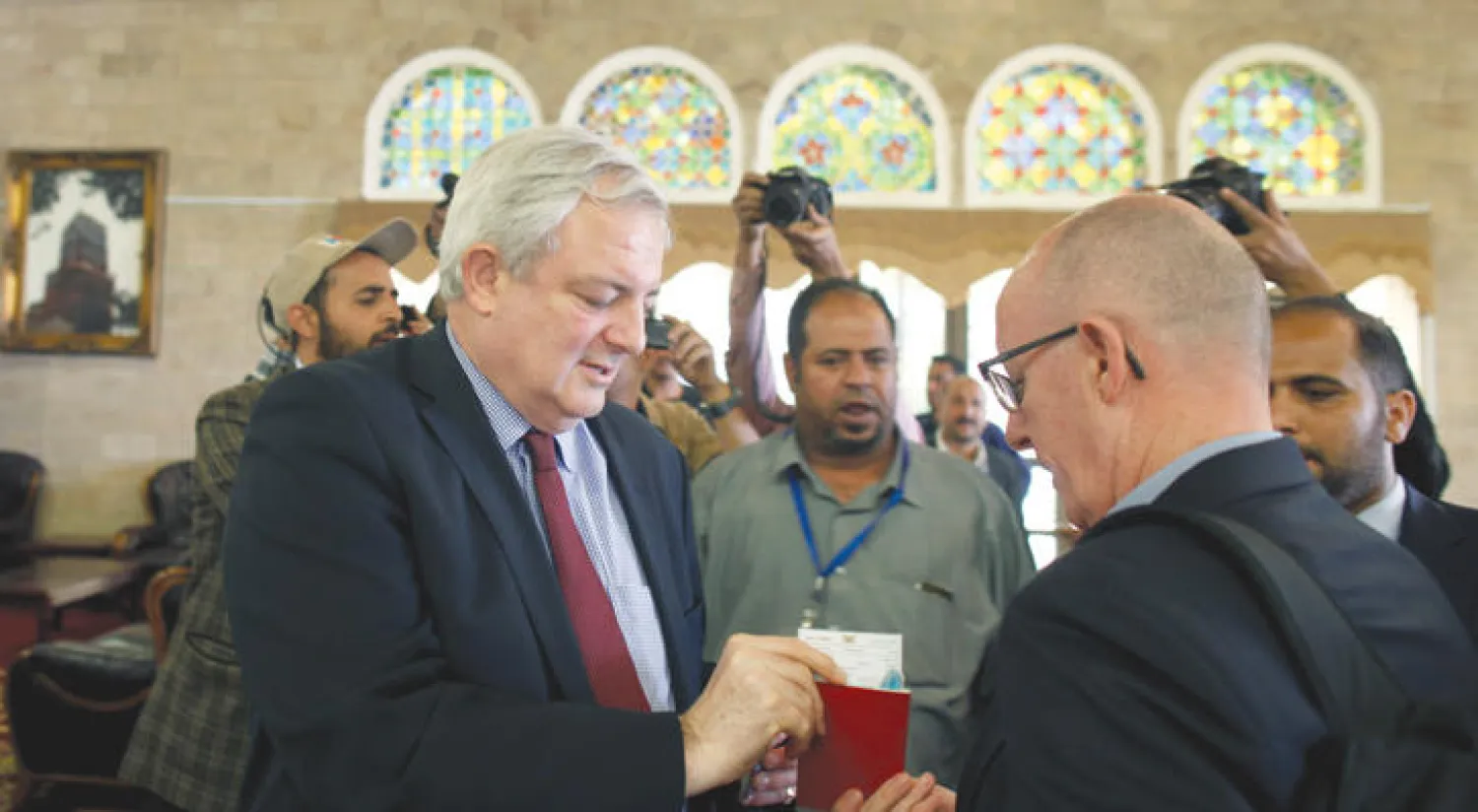 مسؤول الشؤون الإنسانية بالأمم المتحدة أوبراين يسلم جوازه إلى أحد المساعدين لدى وصوله إلى صنعاء قادما من عدن أمس (رويترز)