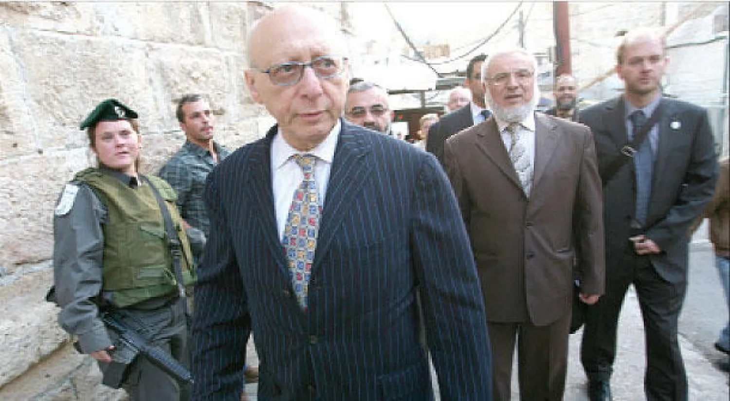 جيرالد كوفمان في الأمام يرافقه عضو المجلس التشريعي الفلسطيني عزيز دويك من حركة حماس (الثاني من اليمين)  خلال زيارة لمدينة الخليل والجامع الإبراهيمي عام 2010  (أ.ف.ب)