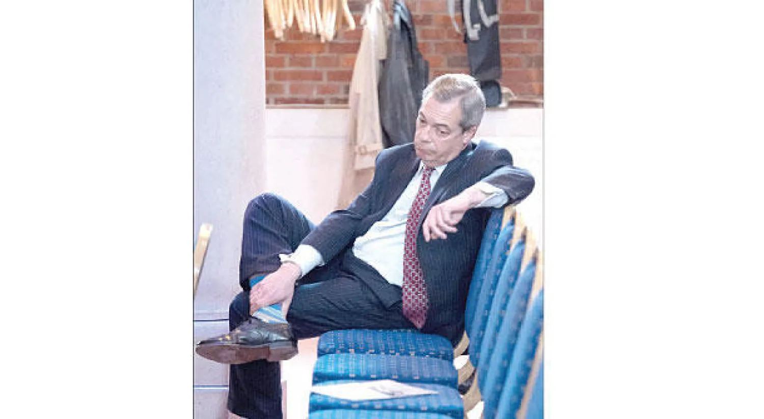 نايجل فاراج الزعيم السابق لحزب الاستقلال الذي قاد حملة الخروج من الاتحاد  خلال مؤتمر صحافي في وسط لندن أمس حول الهجرة (أ.ف.ب)