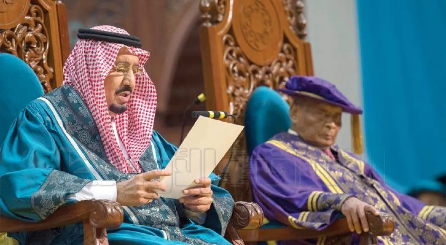الملك سلمان يلقي كلمته في الجامعة الإسلامية العالمية بكوالالمبور بعد تسلمه شهادة الدكتوراه الفخرية أمس (تصوير: بندر الجلعود)