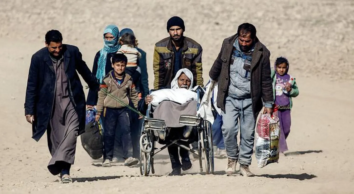 فرار مئات المدنيين العراقيين لمناطق صحرواية هربا من معارك الموصل (رويترز)