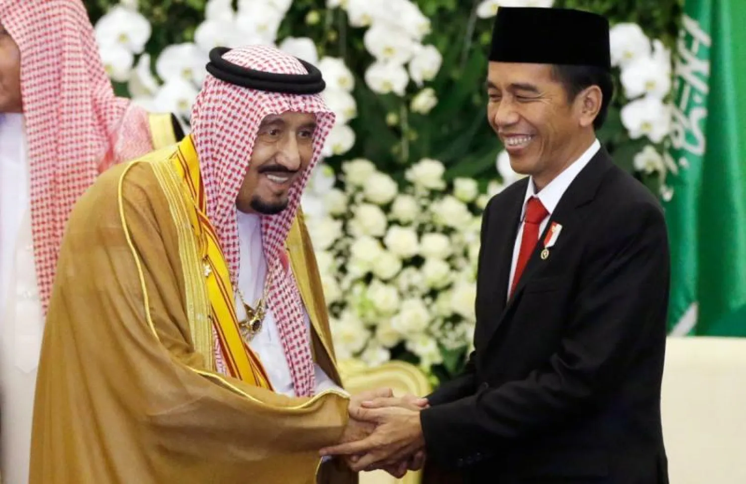 الرئيس الإندونيسي لدى تقليده خادم الحرمين الشريفين وسام «نجمة الجمهورية الإندونيسية» (واس)