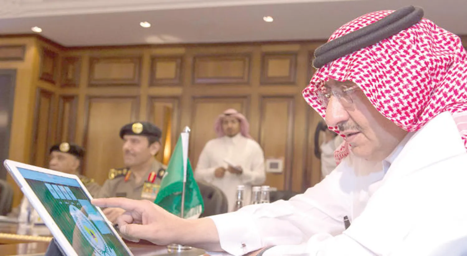 نائب خادم الحرمين الشريفين الأمير محمد بن نايف أثناء تدشينه خدمة «سلامة» الإلكترونية التي أطلقها الدفاع المدني (واس)