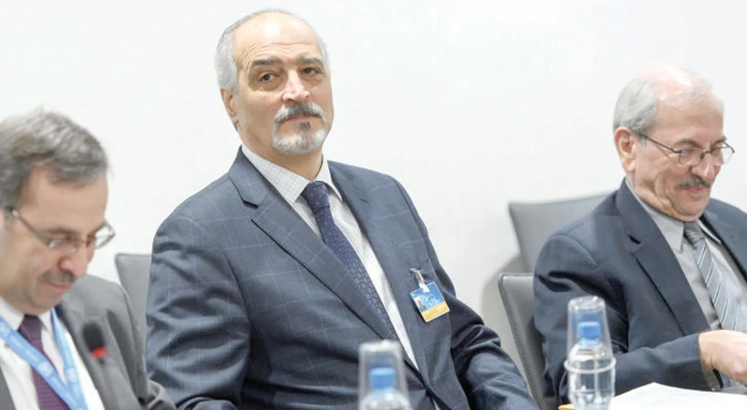 رئيس وفد النظام إلى محادثات جنيف بشار الجعفري في لقاء مع المبعوث الأممي ستيفان دي ميستورا أمس   (إ.ب.أ)