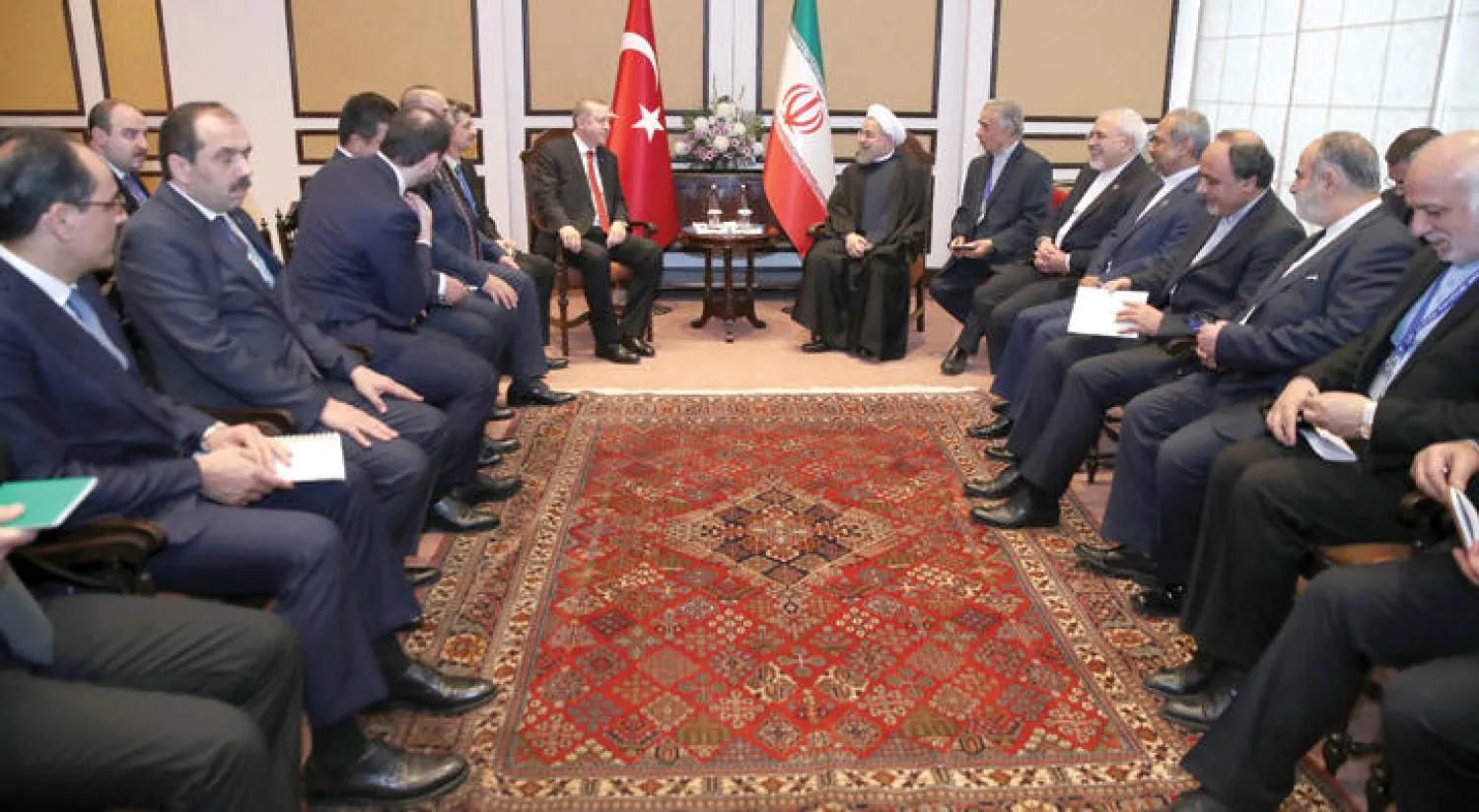 الرئيس التركي يلتقي نظيره الإيراني على هامش قمة مجموعة التعاون الاقتصادي (إيكو) في إسلام آباد أمس (موقع الرئاسة الإيرانية)