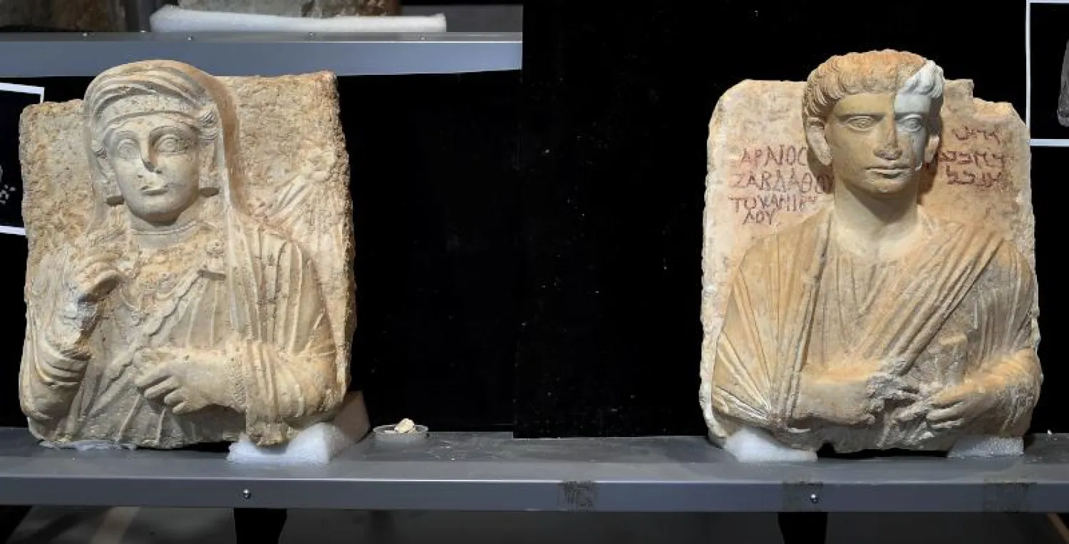 التمثالان النصفيان بعد ترميمهما (إ.ب.أ)