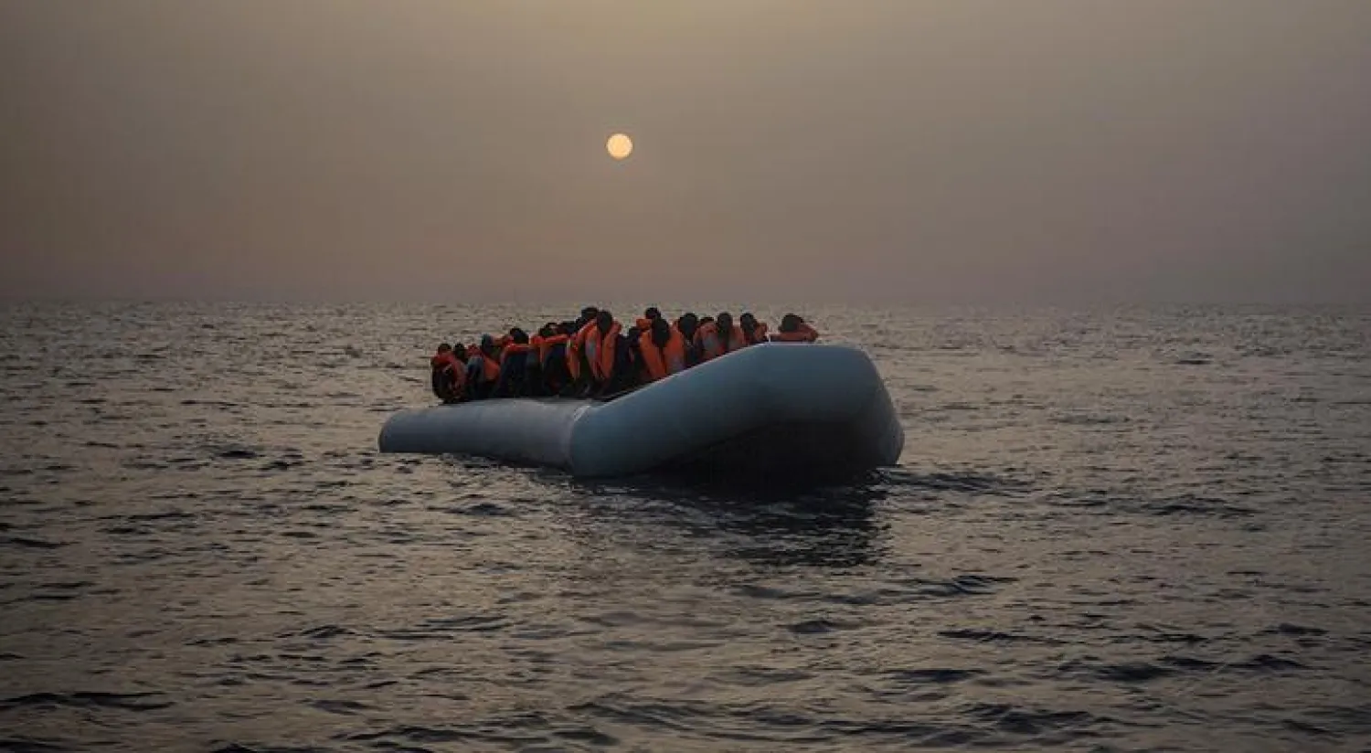 مهاجرون على ظهر قارب لا يصلح للملاحة في البحر الأبيض المتوسط (أ.ب)