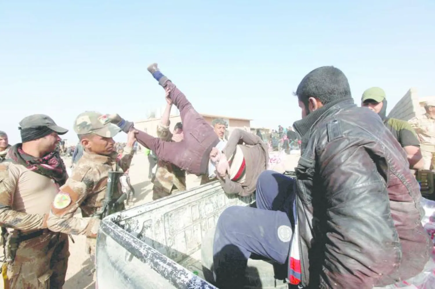 مزيج من التشجيع والتهديد لكشف عناصر «داعش» بين النازحين