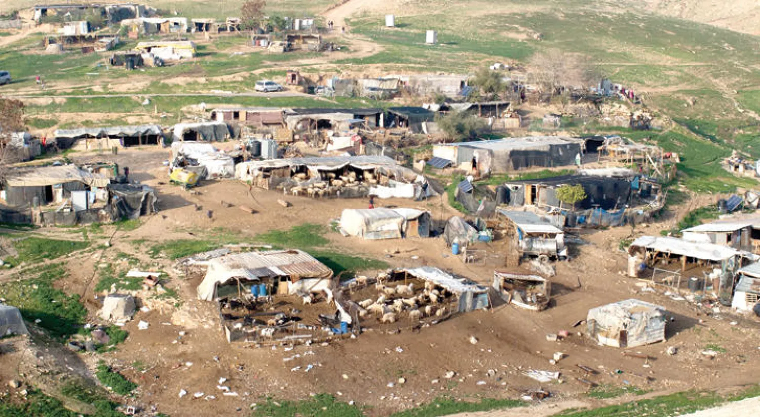 منظر عام لتجمع بدو خان الأحمر (إ.ب.أ)