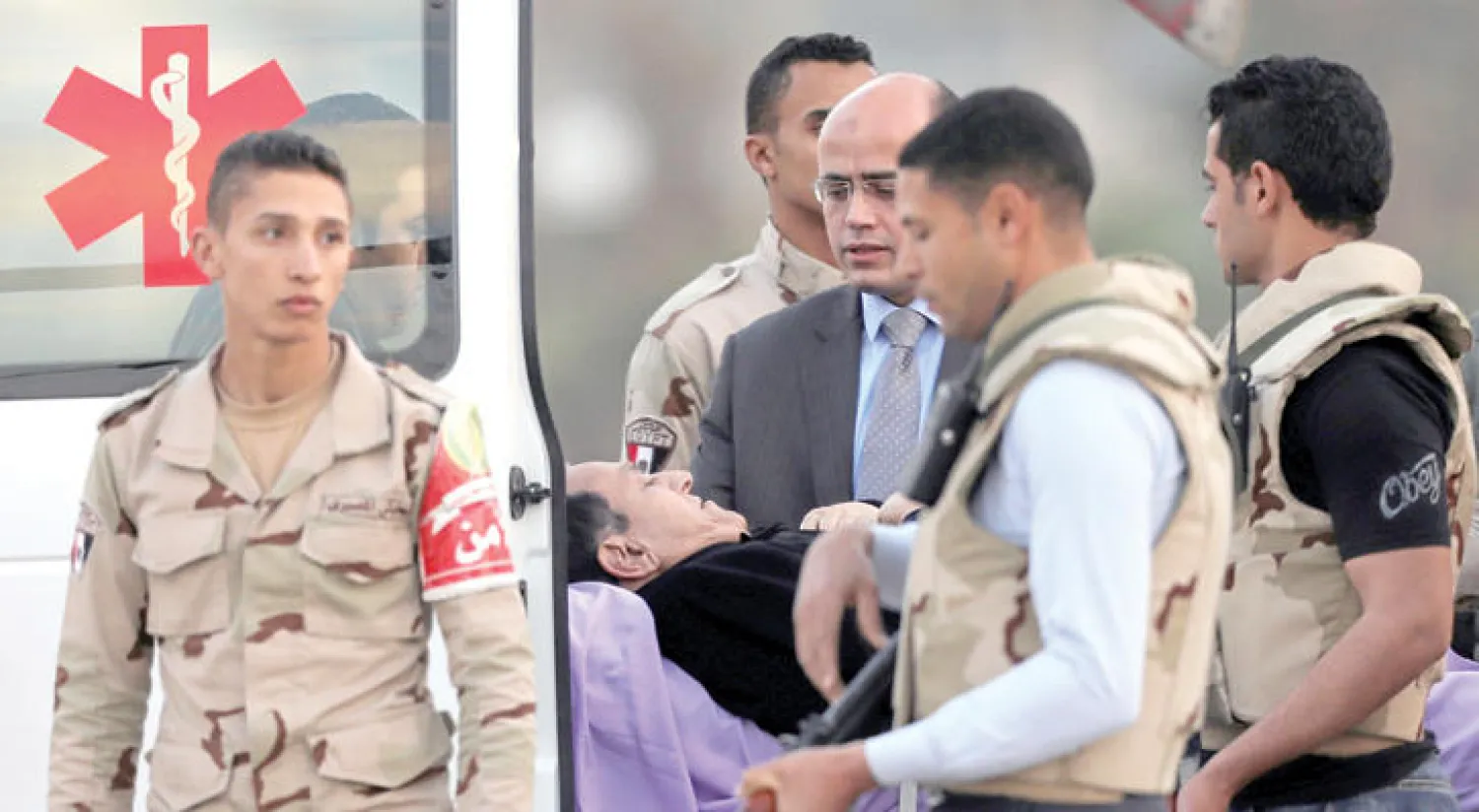 مبارك على نقالة طبية أمس عقب حصوله على حكم البراءة  (رويترز)