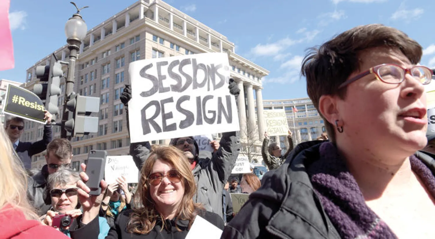 متظاهرون يطالبون باستقالة سيشنز في واشنطن أمس (أ.ب)