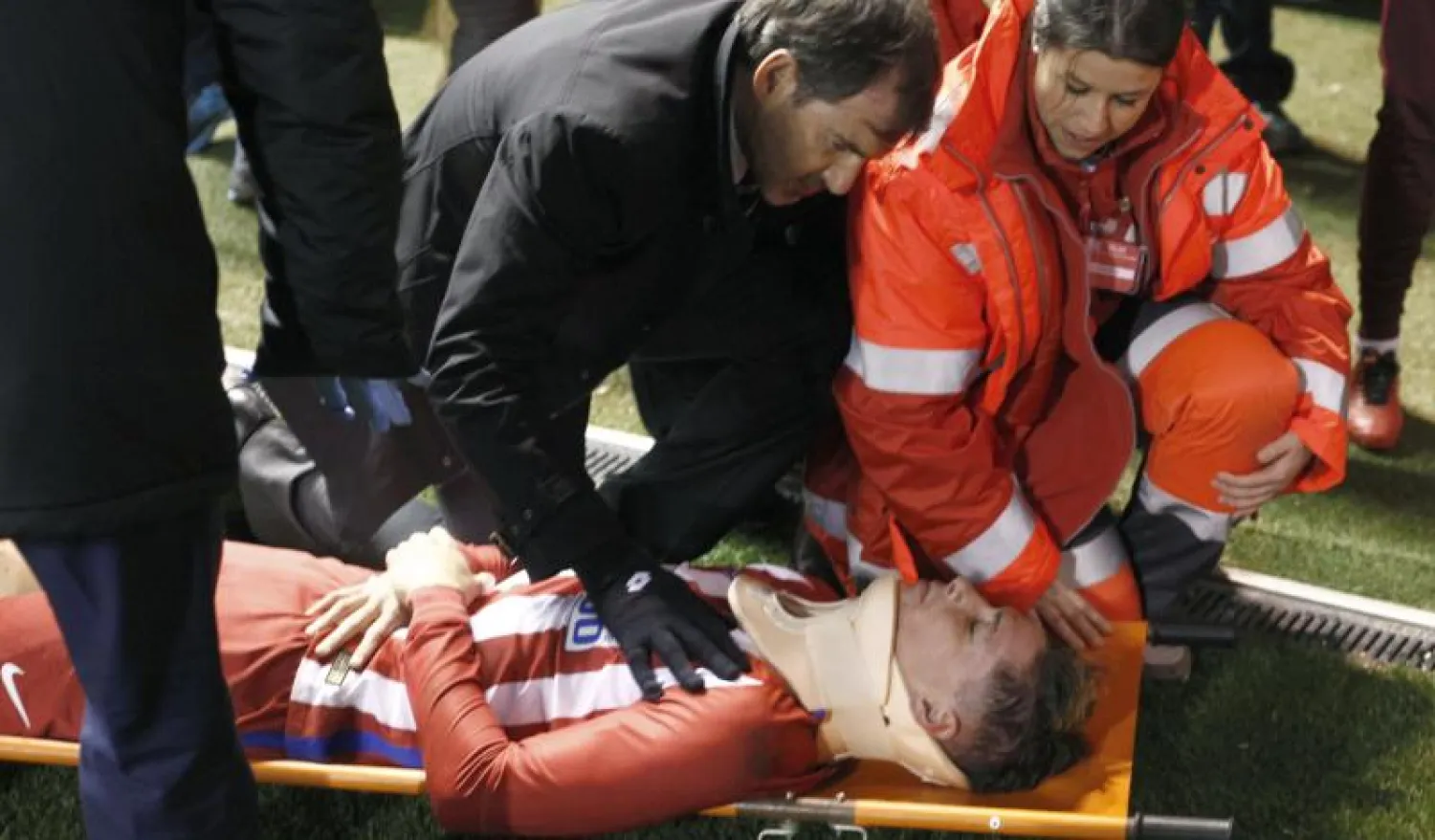 توريس محمولاً على المحفة بعد سقوطه مغشيا عليه إثر صراع على كرة عالية (إ ب أ)